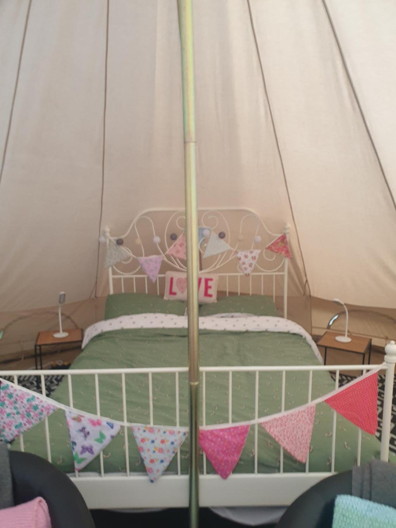 Wildberry Glamping Hotel Orgeres-la-Roche Bagian luar foto